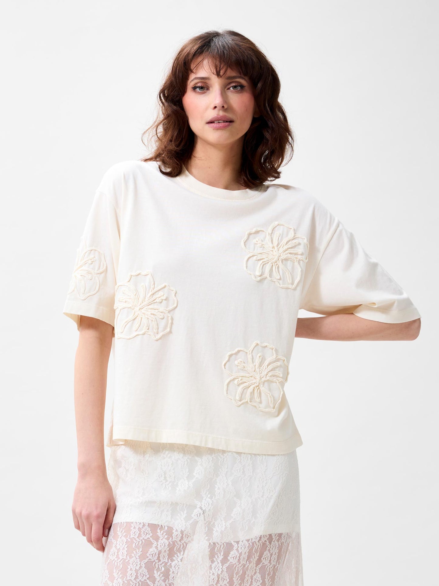 Catwalk Junkie - Hibiscus Tshirt - Creme